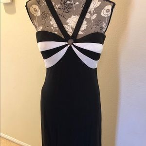 ❤️‍🔥 5 for $25 ❤️‍🔥 Black gown with white stripe accents